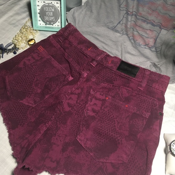 BDG HIGH RISE CHEEKY BURGUNDY SNAKE SKIN SHORT - Picture 5 of 8